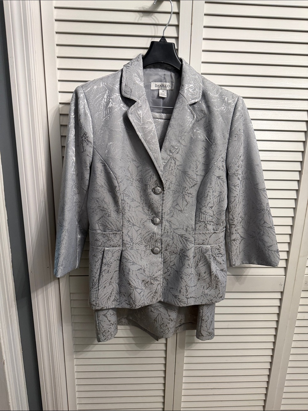 Danilo Silver Gray Shimmering Jacquard 2-Pc Skirt Suit Set - Size 10